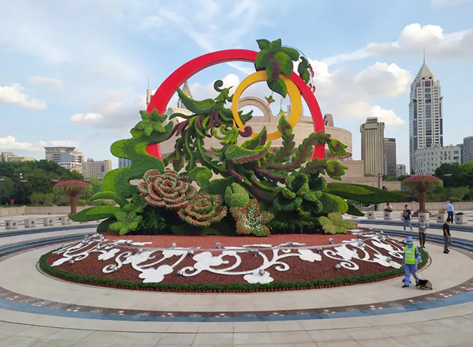國慶立體花壇上海市人民廣場“鳳飛祥舞，日月同輝”04-上海黃浦官方微信.webp.jpg